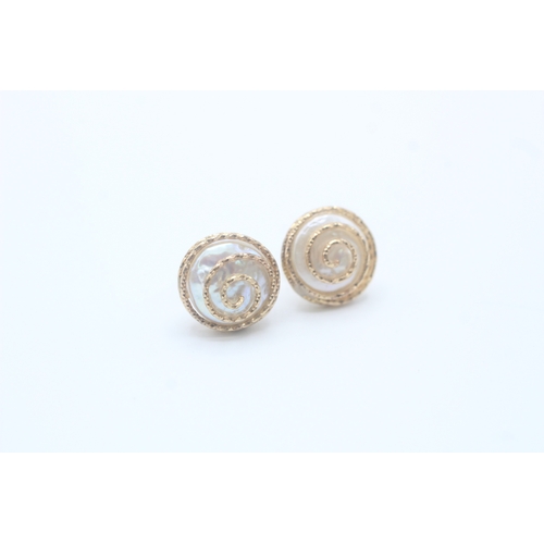 18 - 9ct gold and cultured pearl spiral stud earrings (4g)