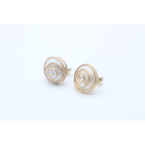 18 - 9ct gold and cultured pearl spiral stud earrings (4g)