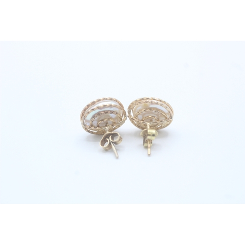 18 - 9ct gold and cultured pearl spiral stud earrings (4g)