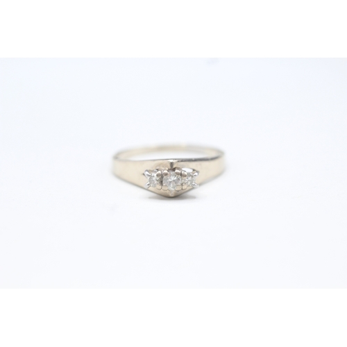 26 - 18ct gold vintage diamond three stone ring (3g) Size N