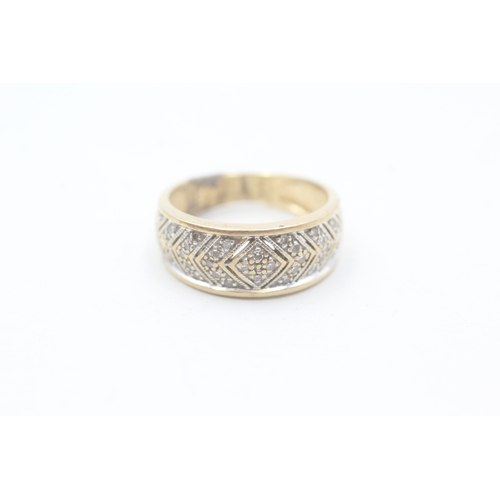 28 - 9ct gold and diamond ring (3.5g) Size J