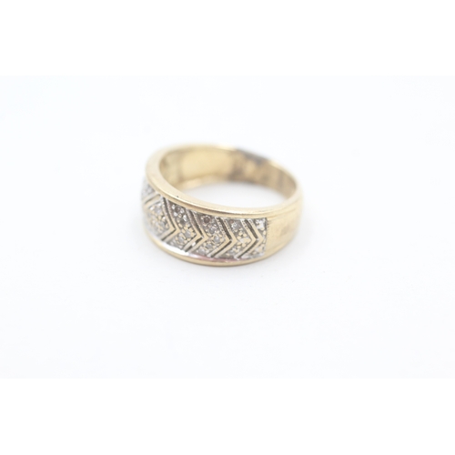 28 - 9ct gold and diamond ring (3.5g) Size J