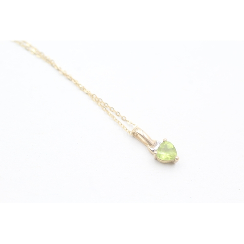 31 - 9ct gold heart shape peridot pendant necklace (1g)