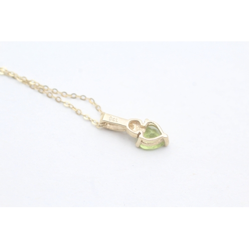 31 - 9ct gold heart shape peridot pendant necklace (1g)