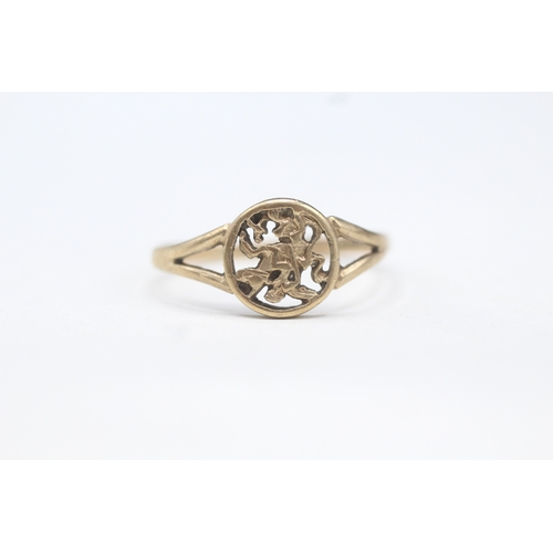 52 - 9ct gold St George ring (1.5g) AS SEEN - MISSHAPEN Size Q