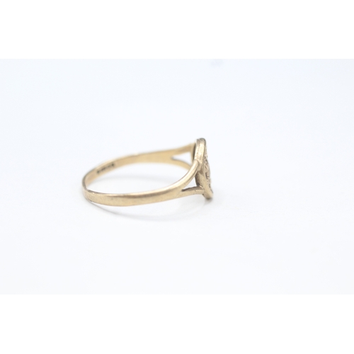 52 - 9ct gold St George ring (1.5g) AS SEEN - MISSHAPEN Size Q