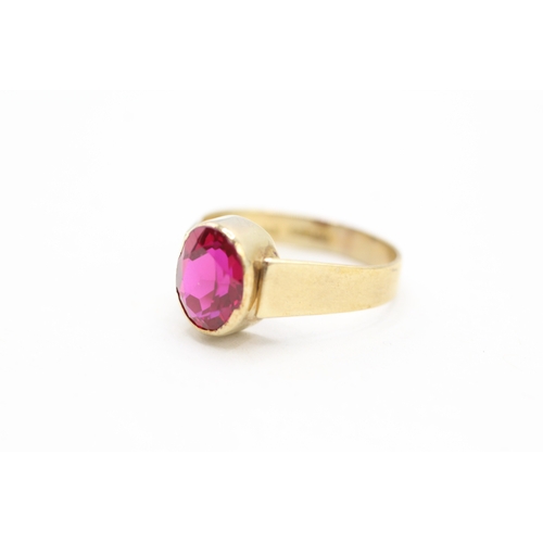 56 - 9ct gold vintage red gemstone dress ring (2.5g) Size K