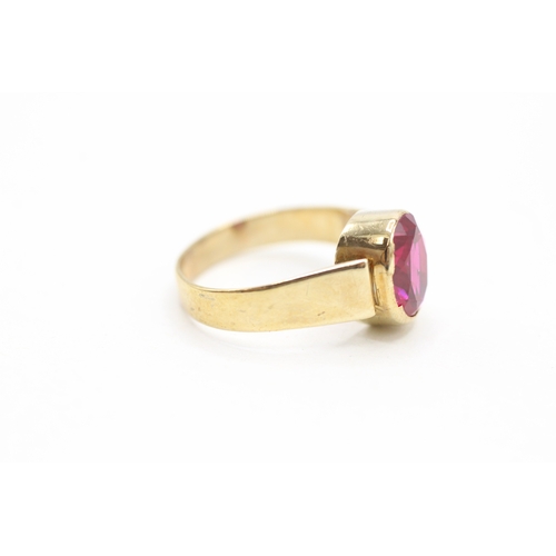 56 - 9ct gold vintage red gemstone dress ring (2.5g) Size K