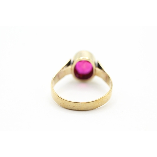 56 - 9ct gold vintage red gemstone dress ring (2.5g) Size K