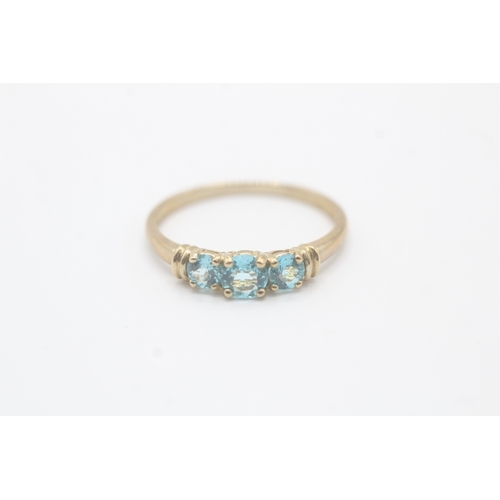 6 - 9ct gold and blue gemstone ring (2g) Size V