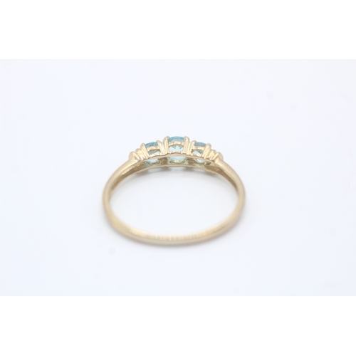 6 - 9ct gold and blue gemstone ring (2g) Size V