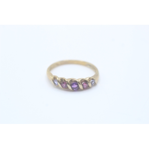 8 - 9ct gold garnet, amethyst and iolite ring (2.3g) Size V