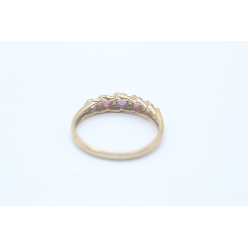 8 - 9ct gold garnet, amethyst and iolite ring (2.3g) Size V