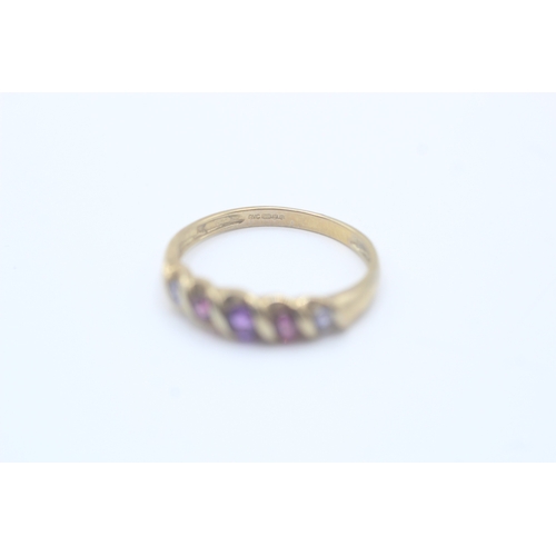 8 - 9ct gold garnet, amethyst and iolite ring (2.3g) Size V