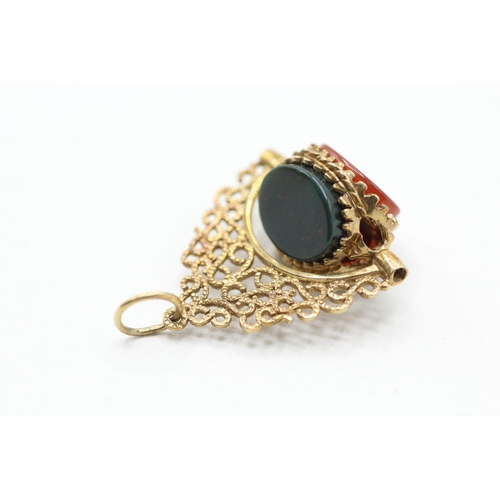 86 - 9ct gold onyx, blood stone and carnelian spinner fob (3.4g)