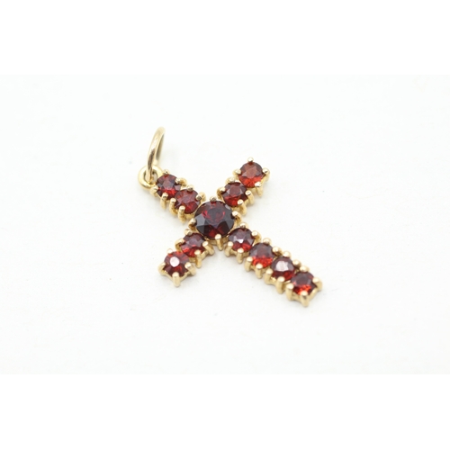 87 - 9ct gold and garnet cross pendant (1.2g)