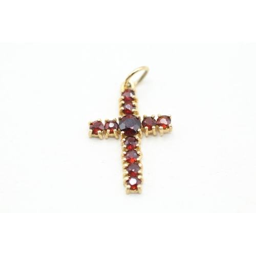 87 - 9ct gold and garnet cross pendant (1.2g)