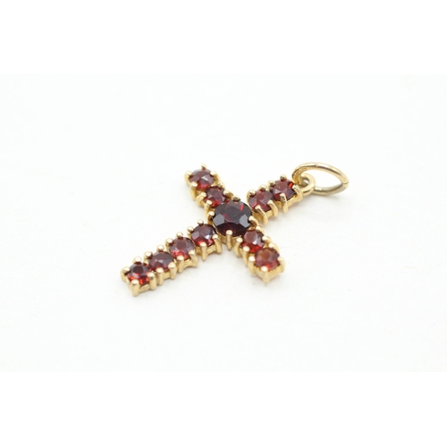 87 - 9ct gold and garnet cross pendant (1.2g)