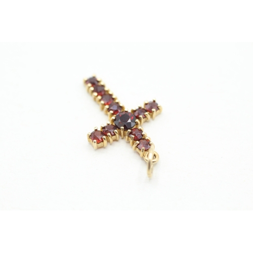 87 - 9ct gold and garnet cross pendant (1.2g)