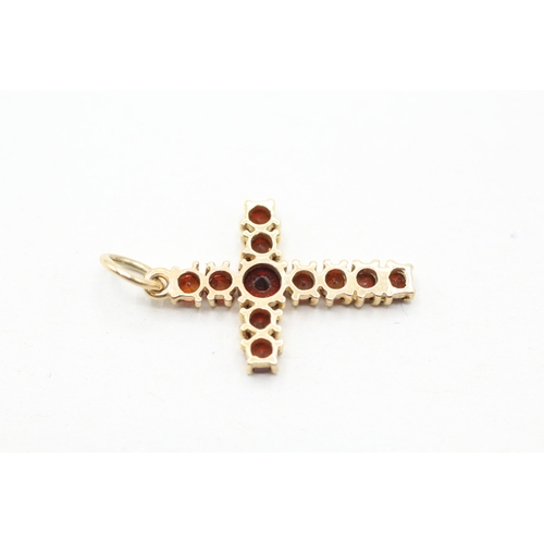 87 - 9ct gold and garnet cross pendant (1.2g)