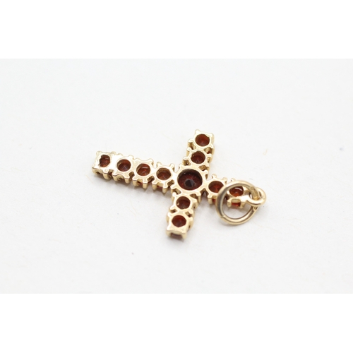 87 - 9ct gold and garnet cross pendant (1.2g)