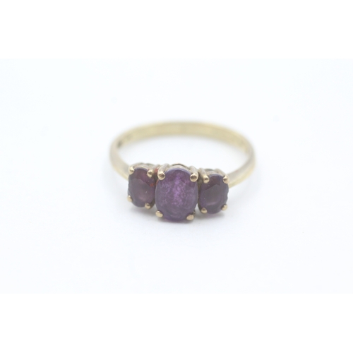 89 - 9ct gold and three stone amethyst ring (2.6g) Size S