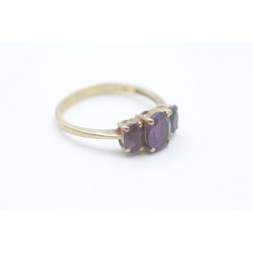 89 - 9ct gold and three stone amethyst ring (2.6g) Size S