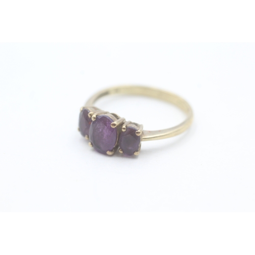 89 - 9ct gold and three stone amethyst ring (2.6g) Size S