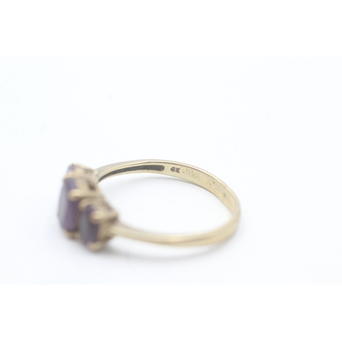 89 - 9ct gold and three stone amethyst ring (2.6g) Size S