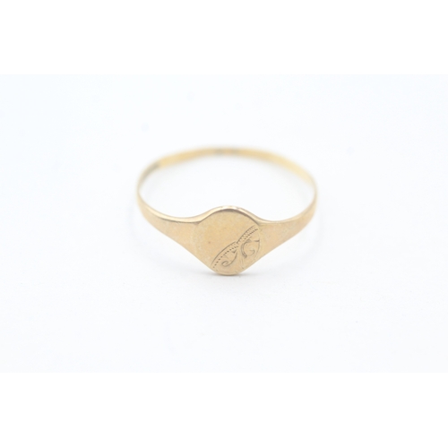 99 - 9ct gold signet ring (1g) Size Q