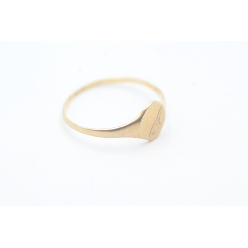 99 - 9ct gold signet ring (1g) Size Q