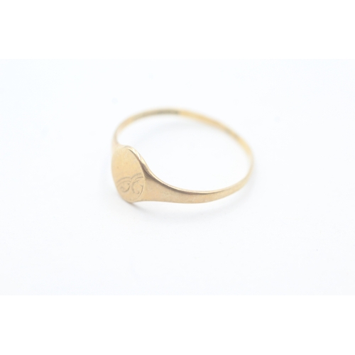 99 - 9ct gold signet ring (1g) Size Q