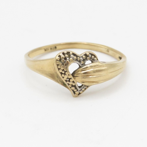 226 - 9ct gold heart shape dress ring (1.4g) AS SEEN MISSHAPEN   Size M