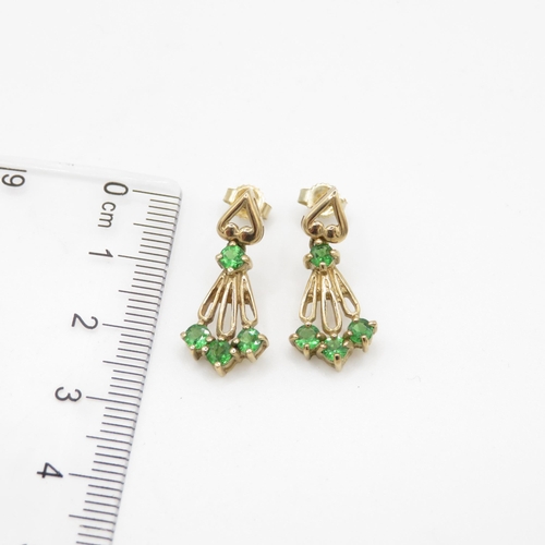 231 - 9ct gold green garnet drop earrings (3.4g)