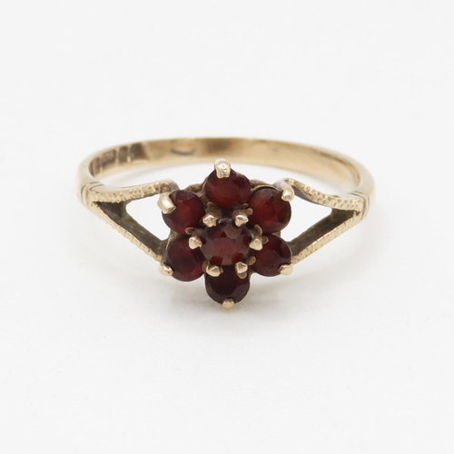 235 - 9ct gold and garnet flower cluster set ring (1.9g) Size J 1/2