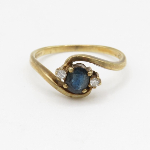 243 - 9ct gold sapphire and diamond ring (2g) Size N