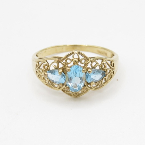 245 - 9ct gold blue topaz patterned dress ring (1.8g) Size O