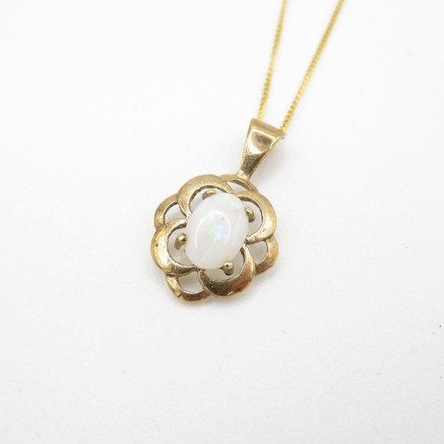 224 - 9ct gold opal pendant on chain (1.5g)