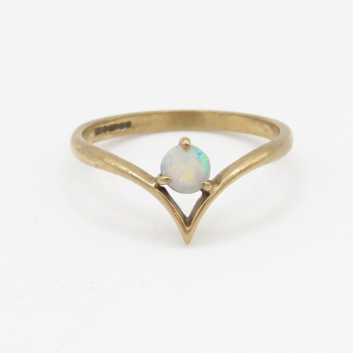 133 - 9ct gold opal dress ring (1.2g) Size L