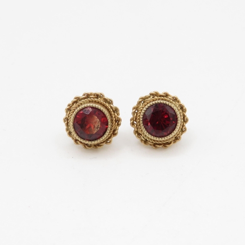 134 - 9ct gold garnet stud earrings (2.2g)