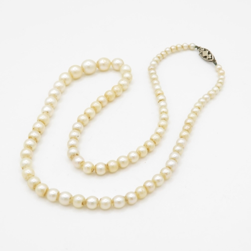 139 - 9ct gold graduated cultured pearl necklace (14.1g)