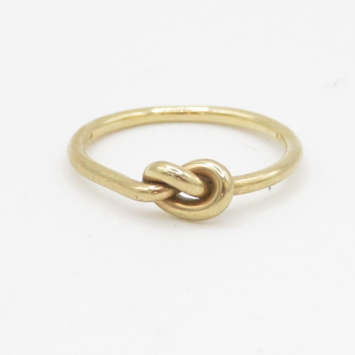 147 - 9ct gold love knot ring (1.2g) Size J