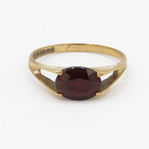 162 - 9ct gold garnet single stone ring (1.2g) Size L