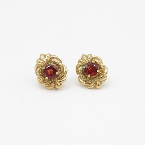 174 - 9ct gold garnet single stone stud earrings (2.2g)