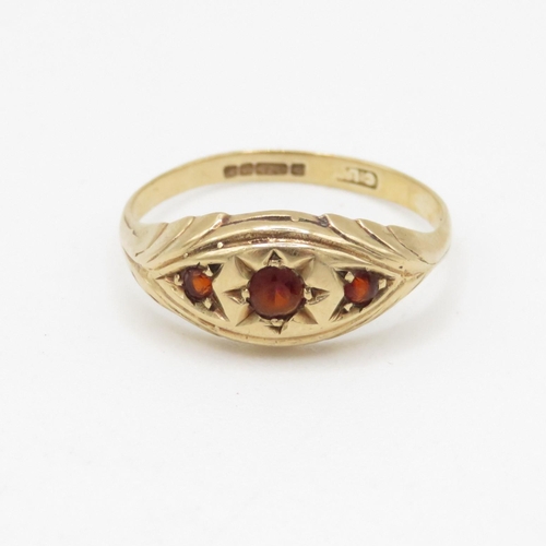 183 - 9ct gold garnet three stone ring (1.6g) Size P