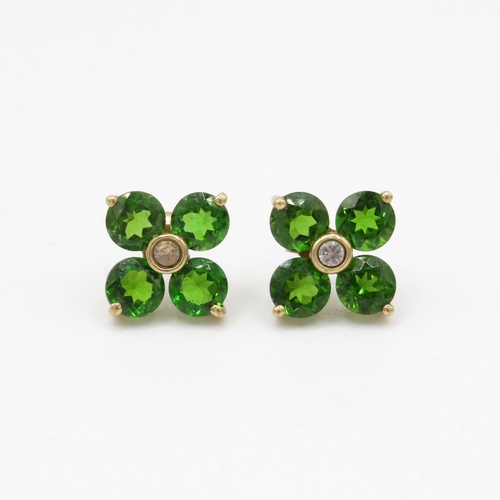 185 - 9ct gold diopside and white gemstone flower stud earrings (2.4g)