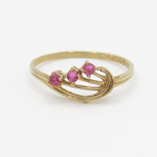 187 - 9ct gold ruby three stone ring (1g) Size N