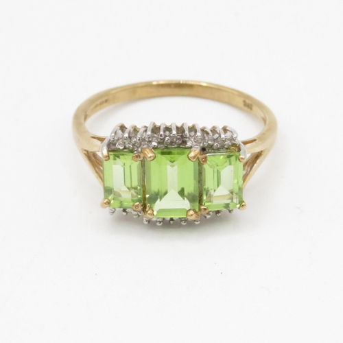 202 - 9ct gold peridot three stone ring with diamond accents (3g) Size R