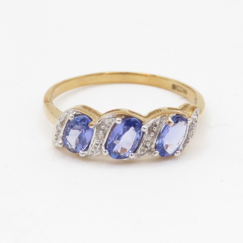 204 - 9ct gold tanzanite three stone ring with diamond accents (1.7g) Size N