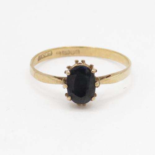 208 - 9ct gold sapphire single stone ring (1.1g) Size O 1/2